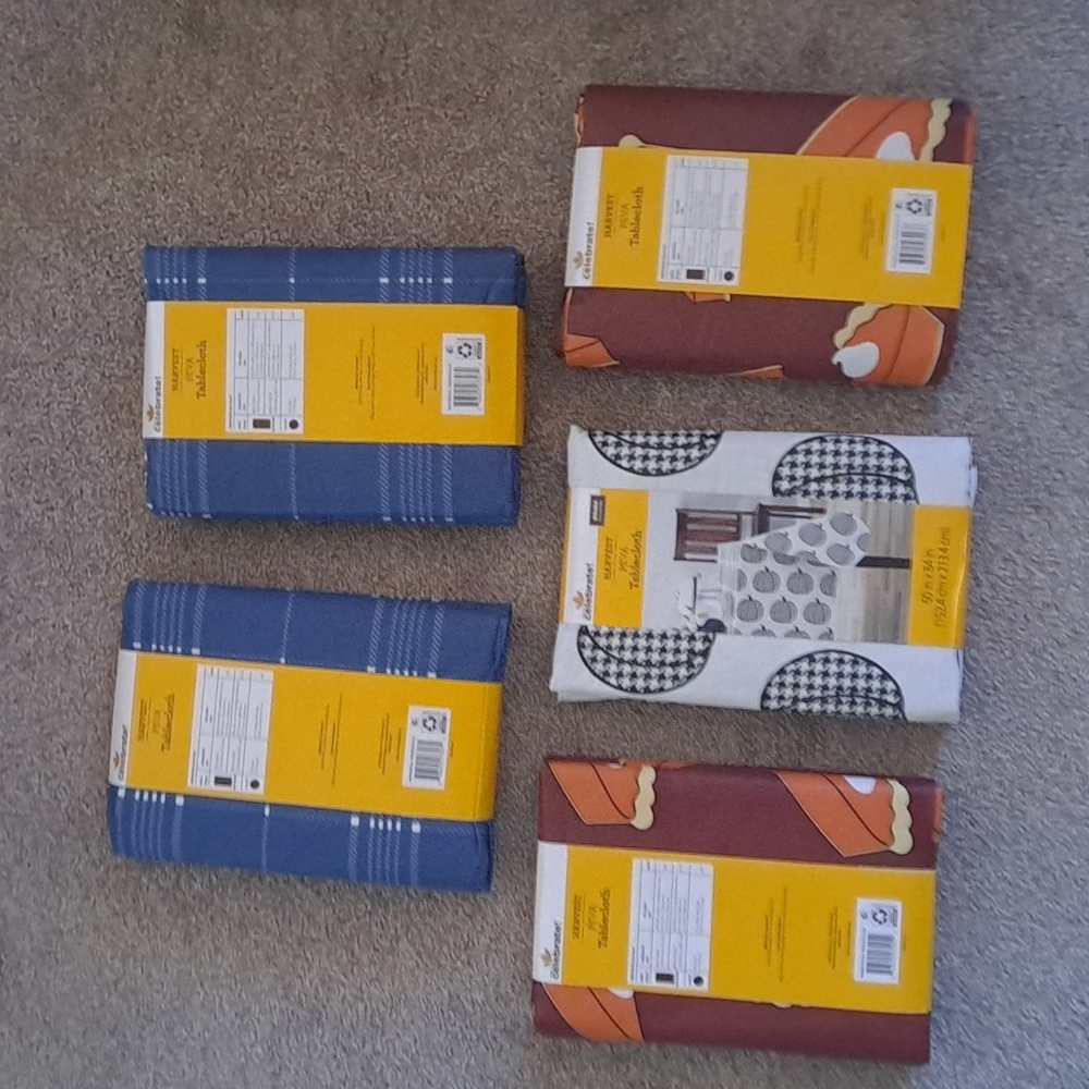 5 tablecloths - Picture 2 of 3
